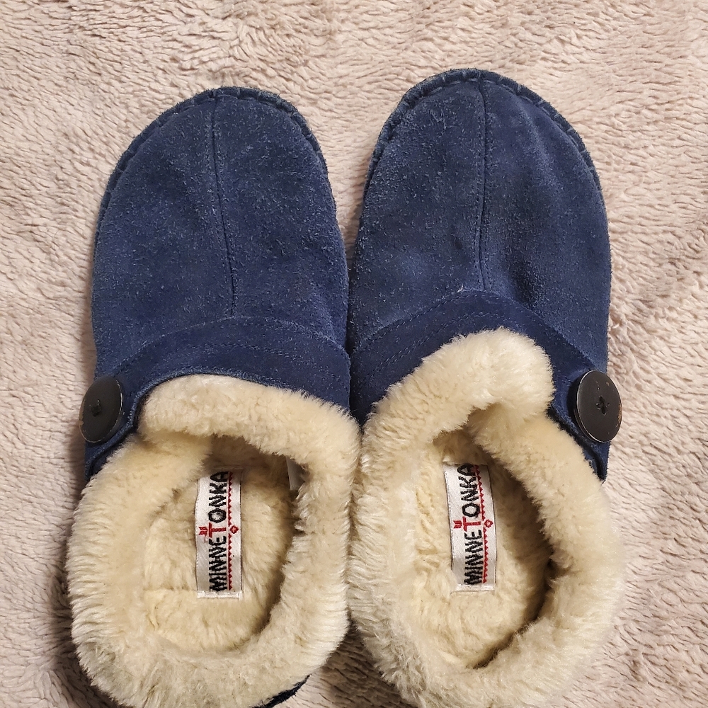 Minnetonka Slippers size 10